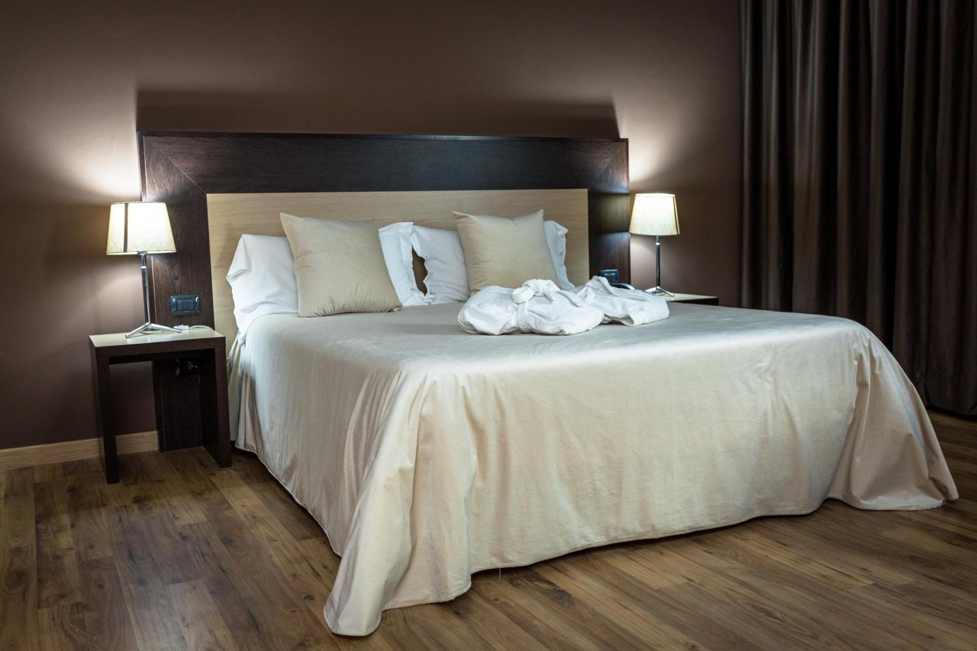 Hotel Don Camillo เบรซเชลโล ภายนอก รูปภาพ