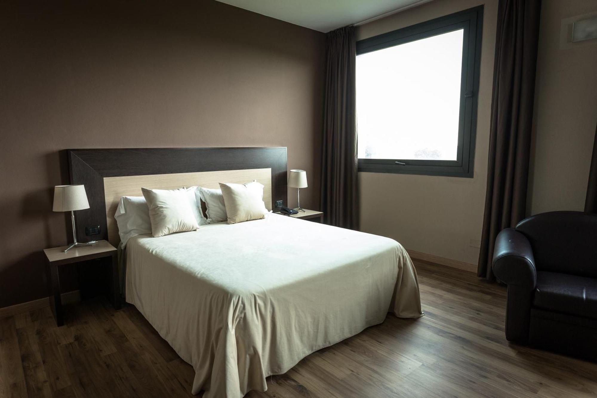Hotel Don Camillo เบรซเชลโล ภายนอก รูปภาพ